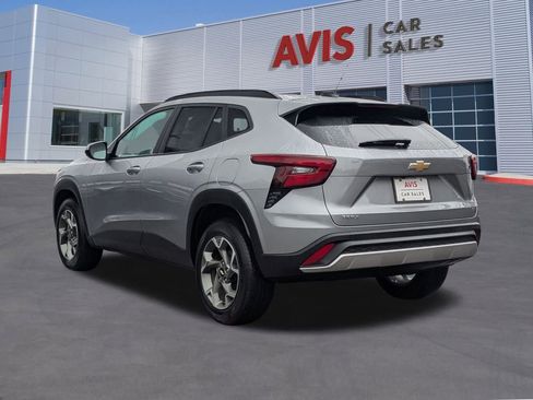 Used 2025 Chevrolet Trax LT w/ LT Convenience Package image 3