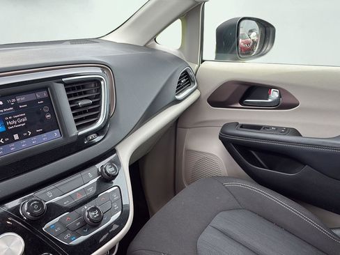 Used 2023 Chrysler Voyager LX FWD image 19