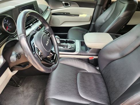 Used 2024 Kia Carnival LX FWD image 10