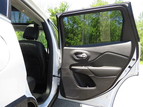 Used 2021 Jeep Cherokee Limited AWD/4WD image 15