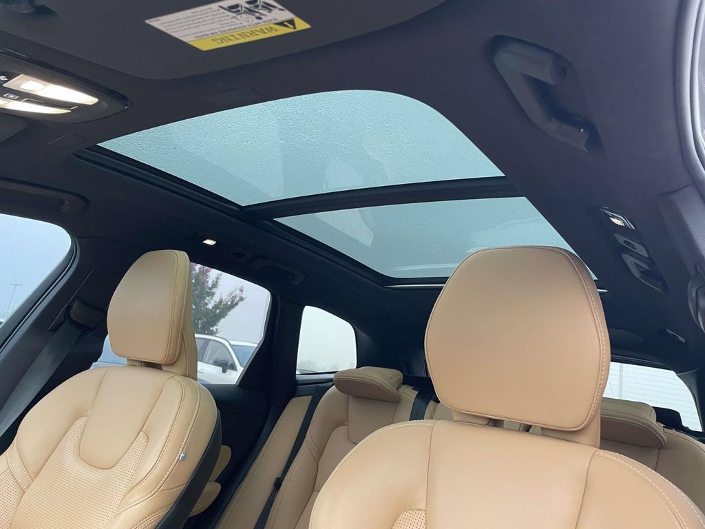 Used 2023 Volvo XC60 B5 Ultimate w/ Climate Package FWD image 9