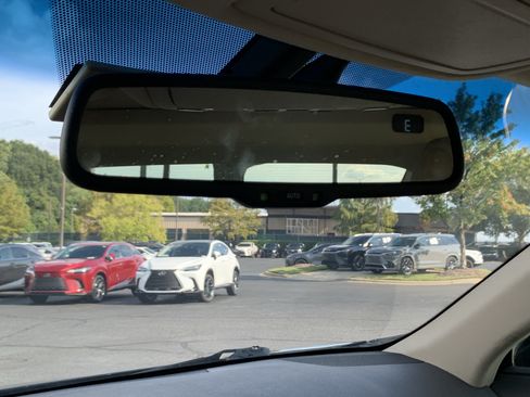 Used 2011 Lexus ES 350 w/ Preferred Accessory Package FWD image 26