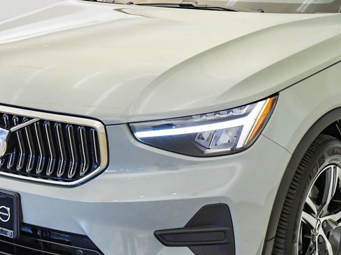Certified 2025 Volvo XC40 B5 Core AWD/4WD image 9