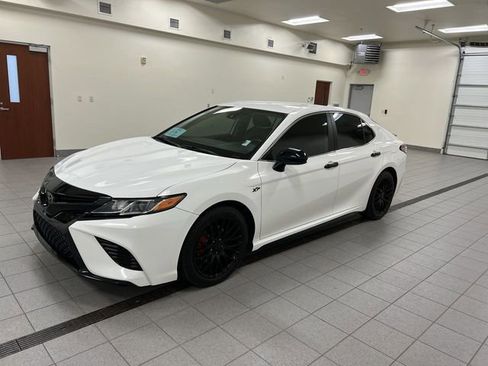 Used 2019 Toyota Camry SE FWD image 4