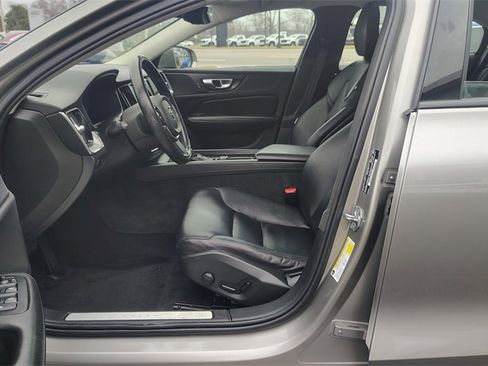 Used 2020 Volvo S60 T5 Momentum image 7