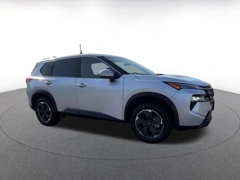 Used 2025 Nissan Rogue SV FWD image 2