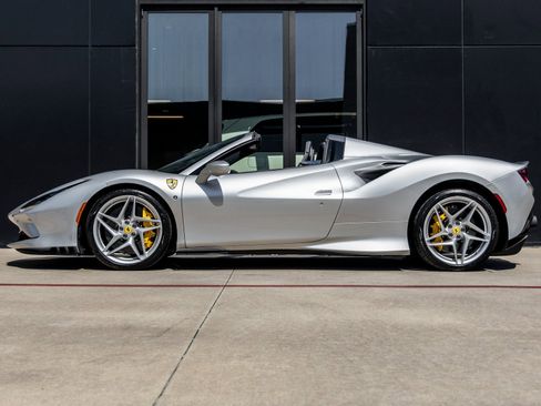 Used 2022 Ferrari F8 Tributo image 10