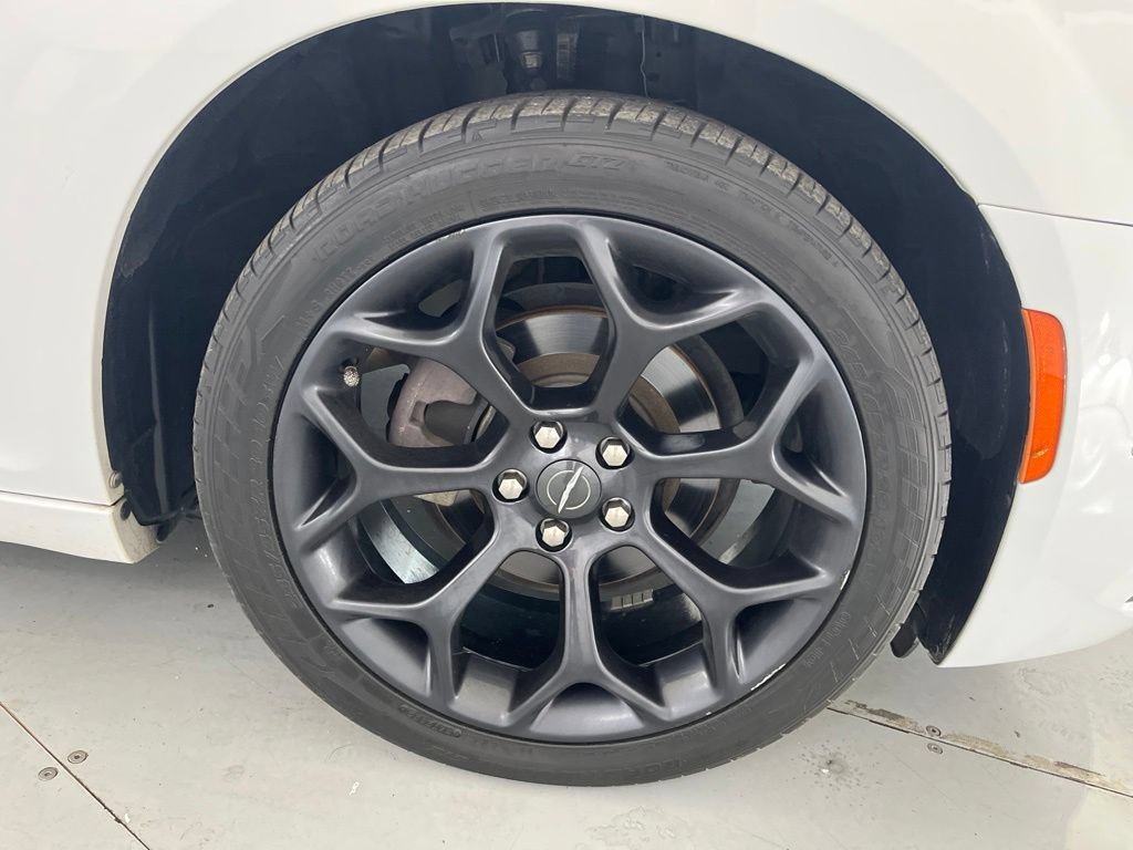 Used 2019 Chrysler 300 S w/ 300S Premium Group 2 RWD image 17