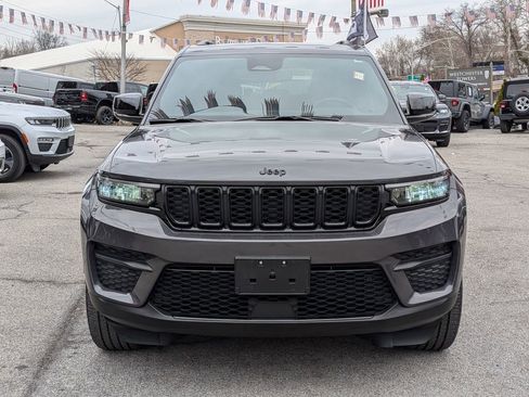 Used 2023 Jeep Grand Cherokee Altitude image 3