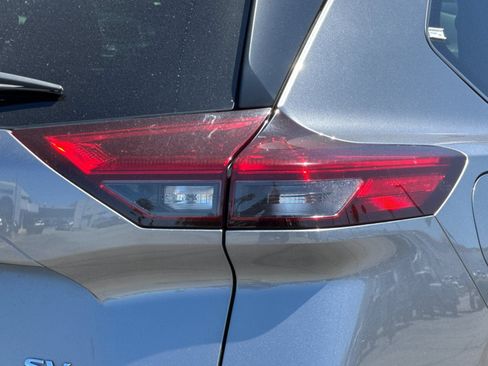 Used 2023 Nissan Rogue SV FWD image 39