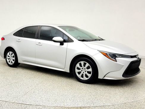 Used 2022 Toyota Corolla LE image 3