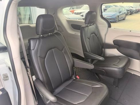 Used 2024 Chrysler Pacifica Touring-L FWD image 12