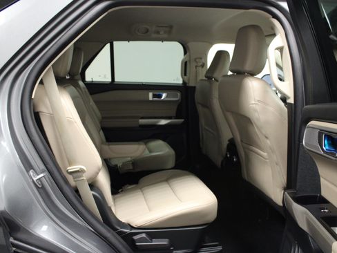 Used 2023 Ford Explorer Limited w/ Equipment Group 301A RWD image 16