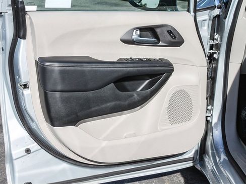 Used 2024 Chrysler Pacifica Touring-L image 27