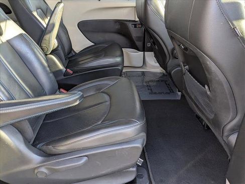 Used 2021 Chrysler Pacifica Touring-L image 19