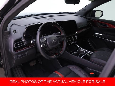 Used 2024 Chevrolet Traverse RS image 3