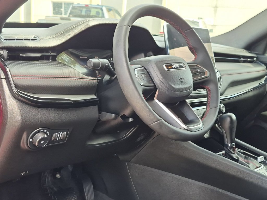 Used 2025 Jeep Compass Trailhawk AWD/4WD image 15