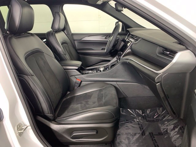 Used 2023 Jeep Grand Cherokee Altitude AWD/4WD image 21