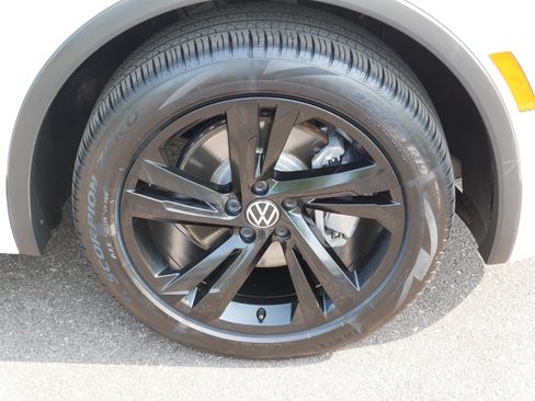 Certified 2023 Volkswagen Tiguan SE R-Line AWD/4WD image 15