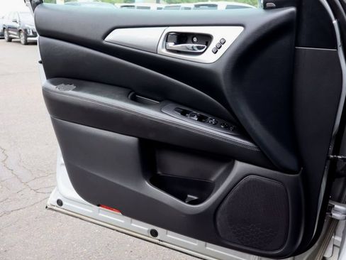 Used 2018 Nissan Pathfinder SL AWD/4WD image 32
