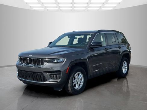 Certified 2024 Jeep Grand Cherokee Laredo w/ Luxury Tech Group I AWD/4WD image 3