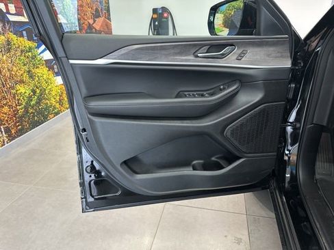 New 2025 Jeep Grand Cherokee L Limited w/ Luxury Tech Group II image 23