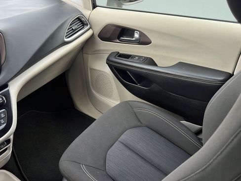 Used 2023 Chrysler Voyager LX FWD image 14