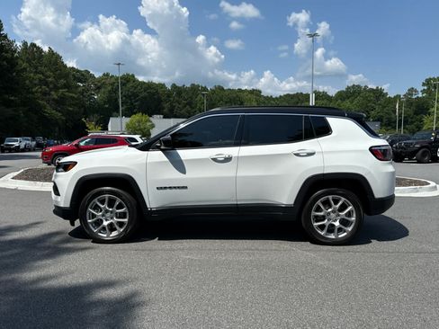 Used 2024 Jeep Compass Latitude w/ Sun and Sound Group AWD/4WD image 2