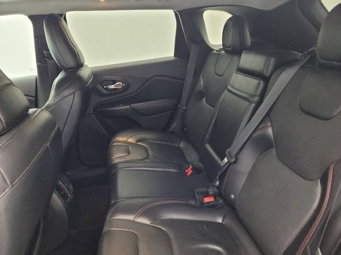 Used 2019 Jeep Cherokee Trailhawk AWD/4WD image 18