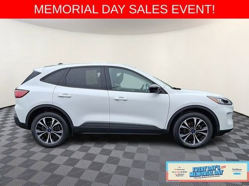 Used 2022 Ford Escape SE w/ SE Sport Appearance Package AWD/4WD image 8