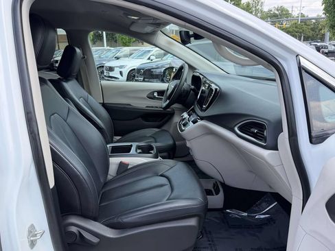 Certified 2024 Chrysler Pacifica Touring-L FWD image 12