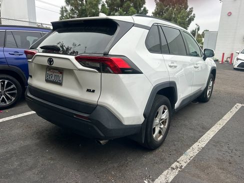 Used 2021 Toyota RAV4 XLE w/ Convenience Package FWD image 3