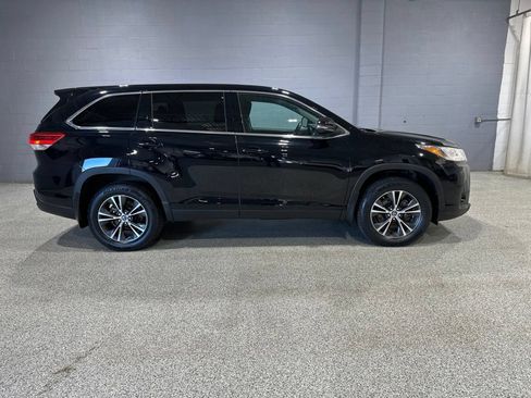Used 2019 Toyota Highlander LE AWD/4WD image 2