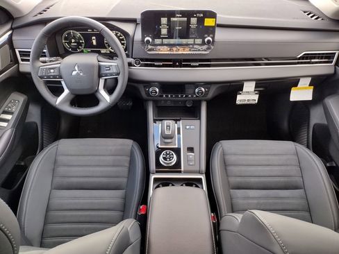 New 2025 Mitsubishi Outlander SE image 2