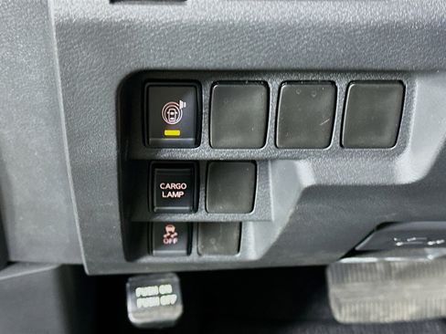 Used 2025 Nissan Frontier SV image 17