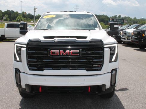 Used 2024 GMC Sierra 2500 AT4 AWD/4WD image 3