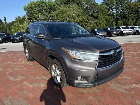 Used 2015 Toyota Highlander Limited w/ Driver Technology Package AWD/4WD image 19
