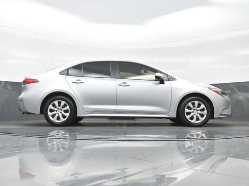 Used 2025 Toyota Corolla LE FWD image 31