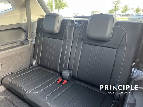Used 2023 Volkswagen Tiguan SE w/ Panoramic Sunroof Package FWD image 30