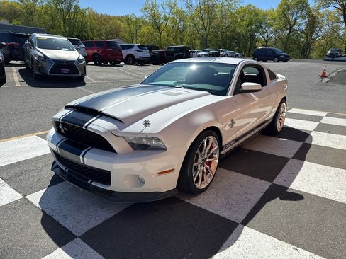 Used 2010 Ford Mustang Shelby GT500 RWD image 7