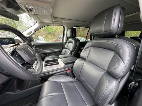 New 2025 Lincoln Navigator Reserve AWD/4WD image 17