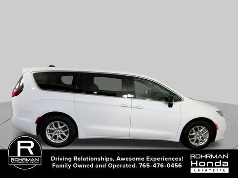 Used 2024 Chrysler Pacifica Touring-L FWD image 9