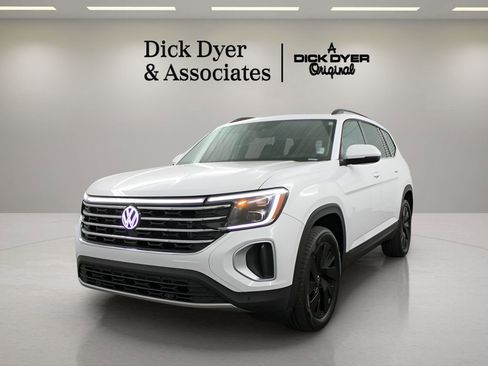 Used 2024 Volkswagen Atlas SE w/ Black Wheel Package FWD image 6