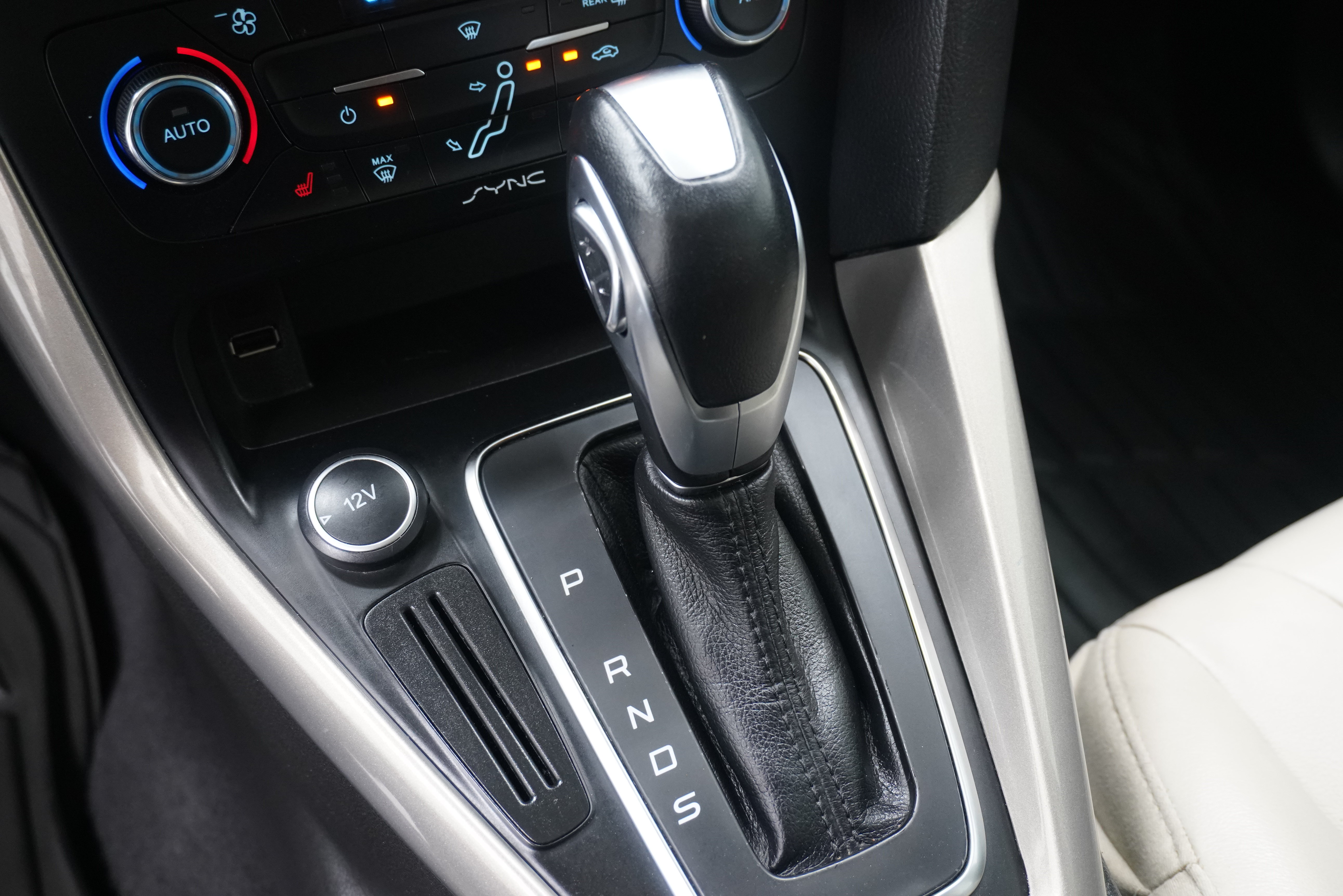 Used 2015 Ford Focus Titanium w/ Titanium Technology Package FWD image 20