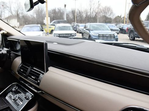 Used 2022 Lincoln Navigator Reserve image 15