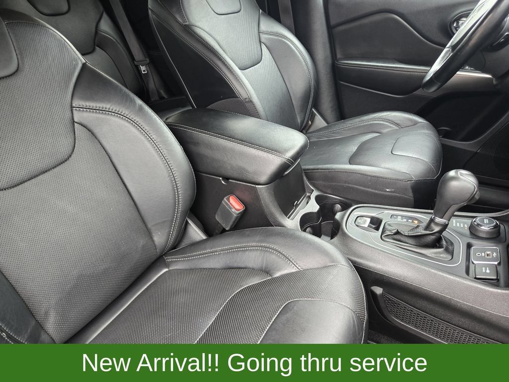 Used 2021 Jeep Cherokee Latitude Lux w/ Comfort/Convenience Group AWD/4WD image 23