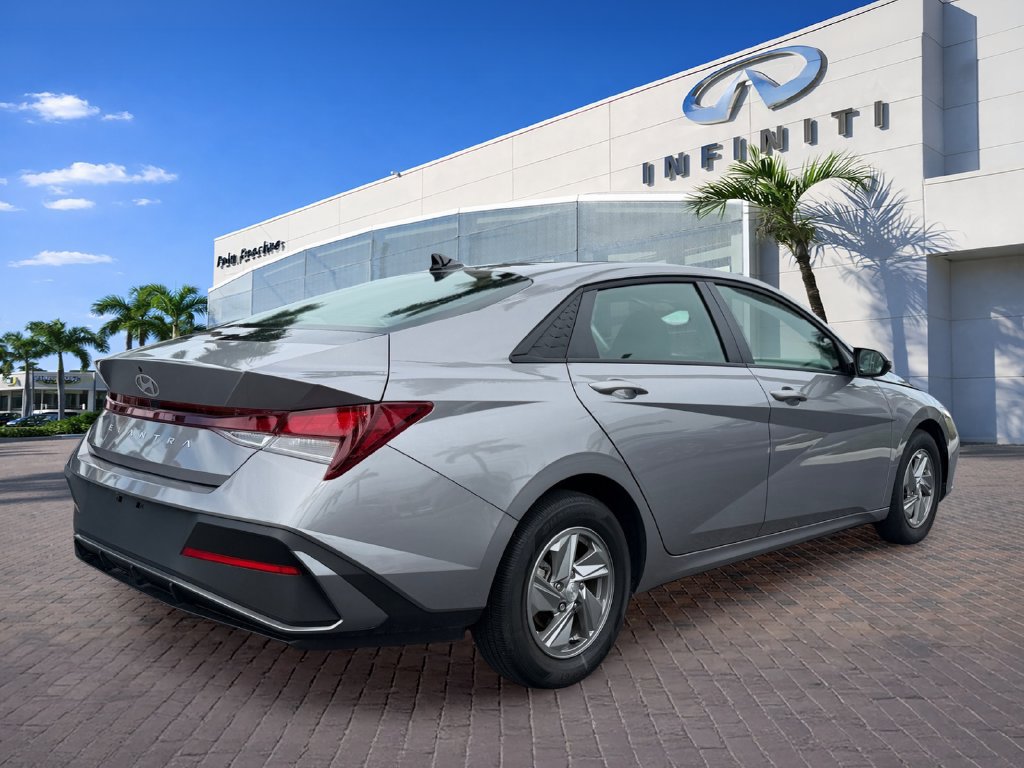 Used 2025 Hyundai Elantra SE FWD image 7
