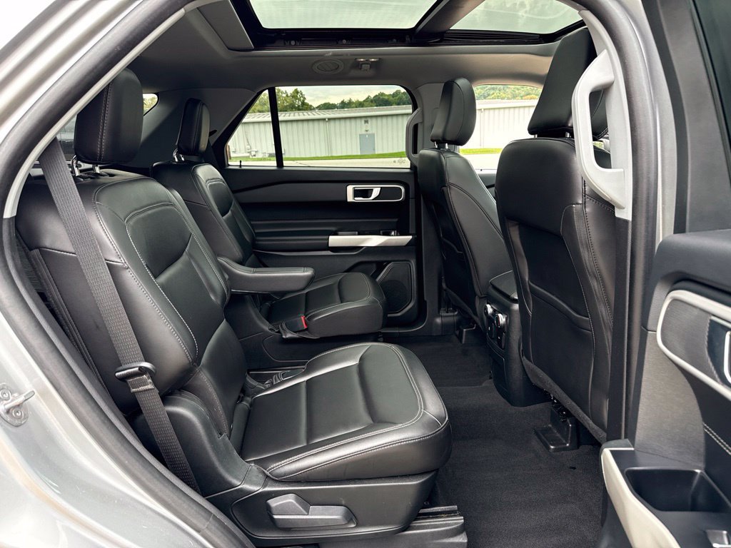Used 2022 Ford Explorer XLT w/ Equipment Group 202A AWD/4WD image 13