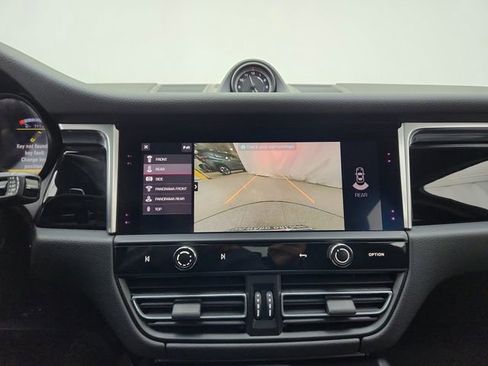 Used 2022 Porsche Macan image 24