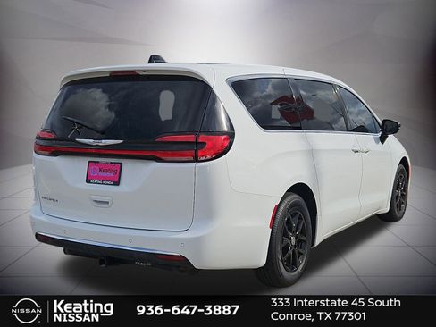Used 2024 Chrysler Pacifica Touring image 3